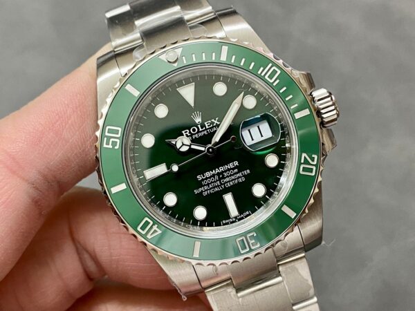 Rolex Submariner 116610LV “Hulk” Green Dial