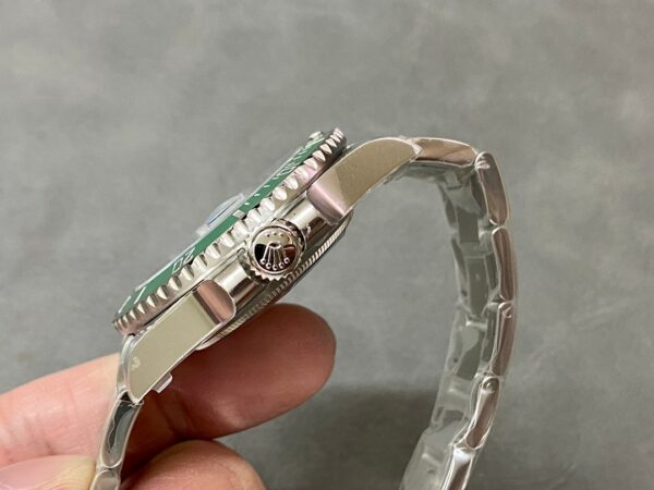 Rolex Submariner 116610LV “Hulk” Green Dial