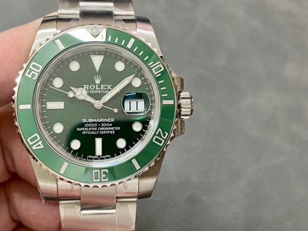 Rolex Submariner 116610LV “Hulk” Green Dial
