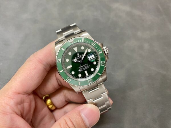 Rolex Submariner 116610LV “Hulk” Green Dial